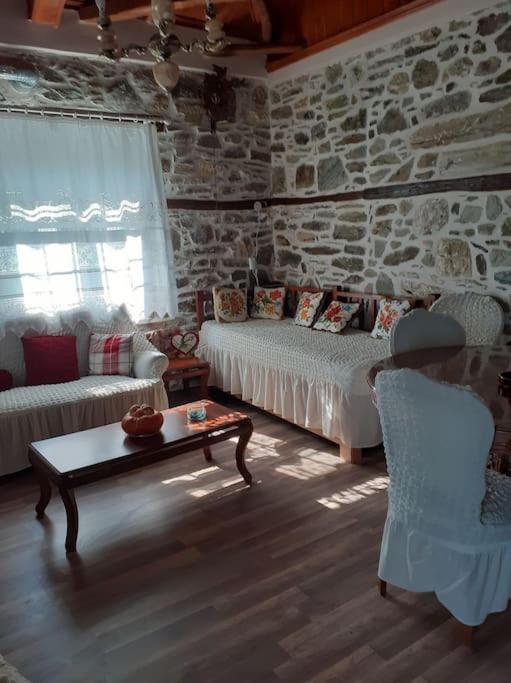 ξυλοπετρα / Wood & Stone House