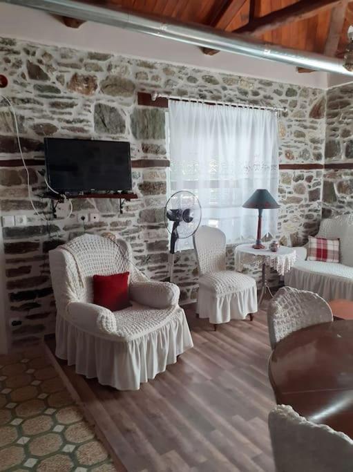 ξυλοπετρα / Wood & Stone House *
