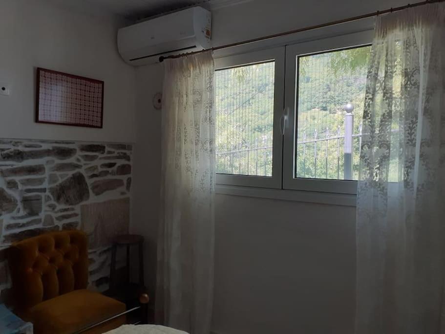 Apartment ξυλοπετρα / Wood & Stone House *