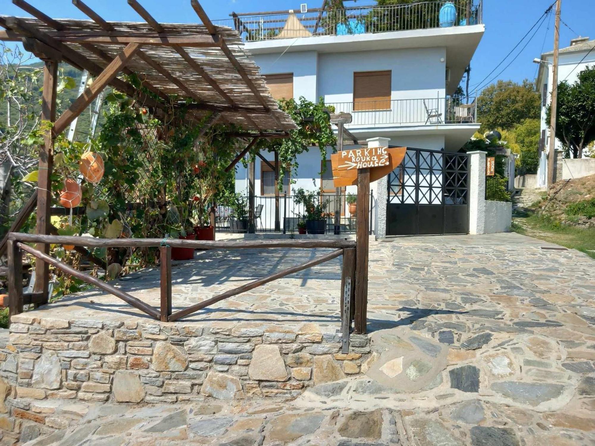 Apartment ξυλοπετρα / Wood & Stone House *